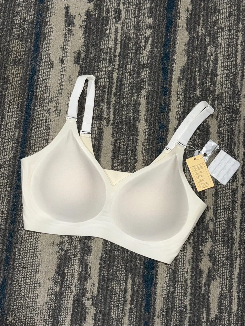 NWT Size Large Seamless Light Cream Wireless Molded Cup Bra Adjustable Strap